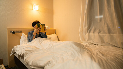 ベッドで本を読む