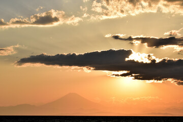 Obraz na płótnie Canvas 秋谷・立石公園からのぞむ富士の夕暮れ