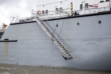 Ship gangway accommodation ladder