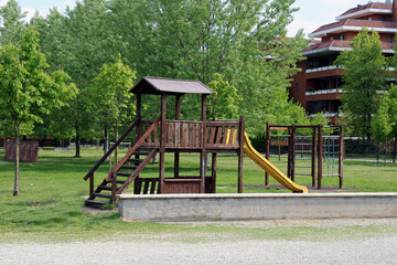 Fototapeta na wymiar Area giochi per bambini con scivolo nel parco