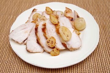 鶏むね肉の自家製ハムをロースト