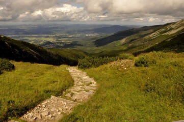 Ścieżka w górach. © Lukasz Lewczuk
