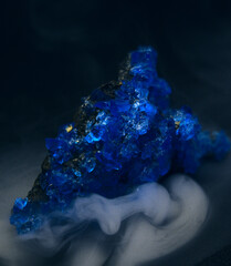 niebieski minerał o wielu kryształach i ciekawej teksturze 