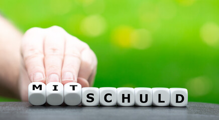 Hand dreht Würfel und ändert das Wort 