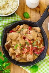 Creamy chicken breasts with sweet pepper and mushrooms