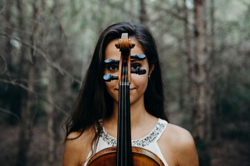 portrait brunette woman with violin