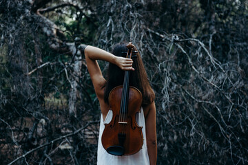 
brunette woman from behind with a violin