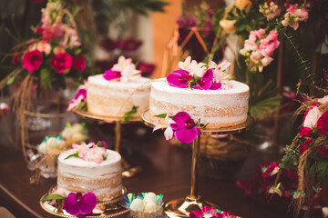 Obraz na płótnie Canvas cake table with floral scraps in wedding decoration