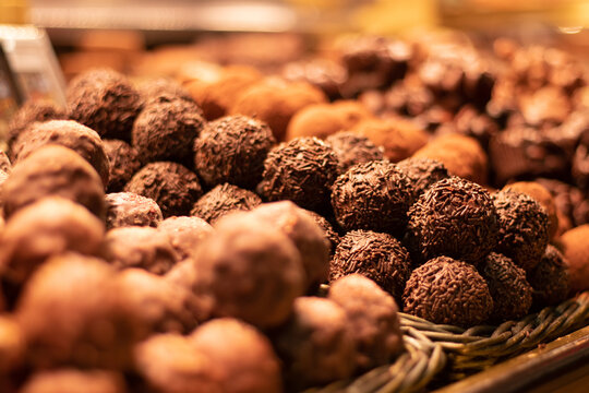 Bonitos bombones y chocolates en parada del mercado.
