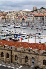 Fototapeta na wymiar Puerto de la ciudad de Marsella o Marseille en el pais de Francia o France