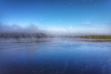 Fototapeta na wymiar Mgła nad jeziorem Osuszyno