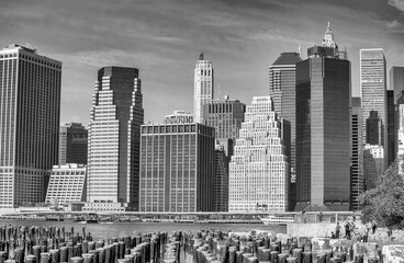 Plakat NEW YORK CITY - OCTOBER 2015: View of Downtown Manhattan Skyscrapers from Brooklyn Bridge Park on a beautiful autumn day