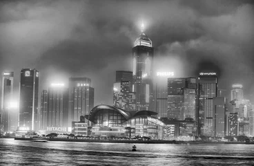 Photo sur Plexiglas Noir et blanc HONG KONG - MAI 2014 : Couleurs nocturnes des gratte-ciel du centre-ville de Hong Kong