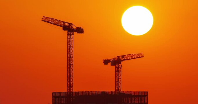 Sonnenaufgang &uuml;ber Berlin und eine Baustelle