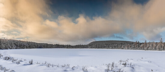 Naklejka premium Amazing panorama of a lac cover of snow in Quebec, Canada
