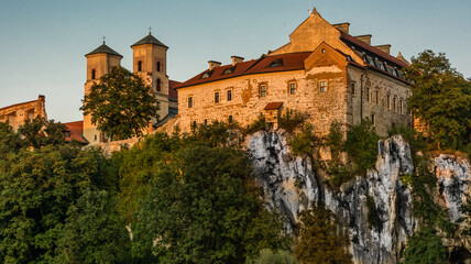 Fototapeta na wymiar Klasztor o zachodzie w Tyńcu