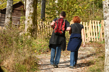 Wanderer von hinten im Herbst im Salzkammergut, Österreich, Europa - Hikers from behind in autumn...