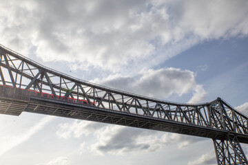 Rote Eisenbahn auf der  Eisenbahnhochbrücke über den Nord-Ostsee-Kanal bei Rendsburg.