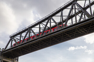 Fototapeta na wymiar Rote Eisenbahn auf der Eisenbahnhochbrücke über den Nord-Ostsee-Kanal bei Rendsburg.