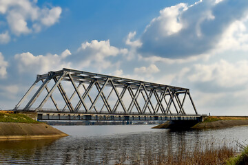 Most kolejowy między zbiornikami wodnymi 
