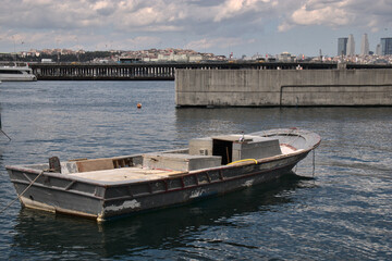 Obraz premium An old metal boat on the water.