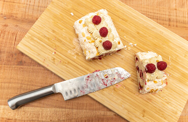 Two halves of a merengue cake and a knife