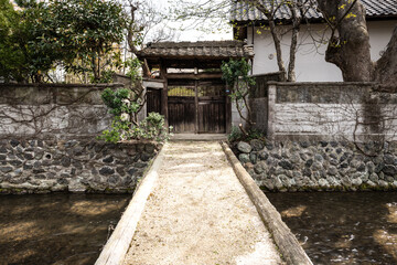 日本の城下町武家屋敷通りのお堀