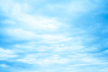 Heldere blauwe hemel met pluizige cumuluswolken die in zonnige dag drijven. Zuivere witte cloudscapescène met natuurlijk zonlicht, mooie abstracte vrijheidsvorm in de lucht. Bewolkte ruimte weergave achtergrond in de zomer