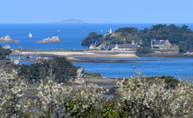 Fototapeta na wymiar Beautiful seascape of the Tregor . Brittany France