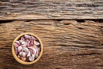 Fototapeta na wymiar Garlic herb spice in wood bowl on brown table