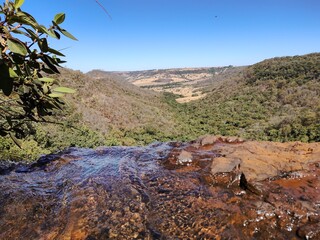 A paisagem vista de cima de uma cachoeira, Uma fotografia Original. Contendo o Lindo céu Azul  