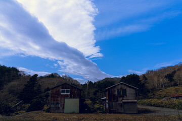 小屋と雲