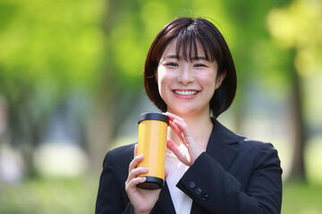 水筒を持つ女性