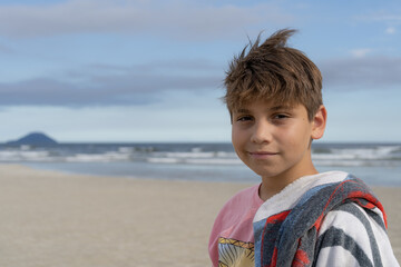 Fototapeta na wymiar retrato de garoto de 10 anos na praia do litoral paulista. 