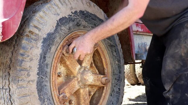 Removing a wheel nut on a rusted Dayton rim and wheel hub with a large rachet