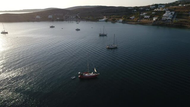 Port de Parikia sur l'&icirc;le de Paros dans les Cyclades en Gr&egrave;ce vue du ciel