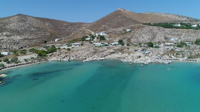 Plage Piperi &agrave; Naoussa sur l'&icirc;le de Paros dans les Cyclades en Gr&egrave;ce vue du ciel