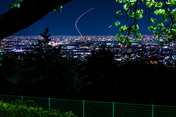 滑走路と夜桜、大阪空港（伊丹空港）、宝塚市中山桜台の公園より、4月2日、日本