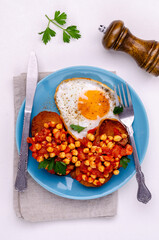 Sandwich with tomatoes and chickpeas