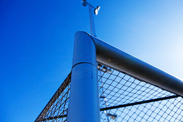 Obraz premium the top left corner of a football goal against blue sky