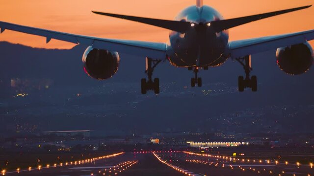 大阪国際空港に着陸する飛行機