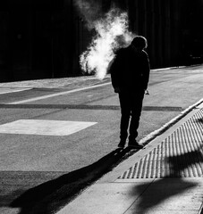 Hombre vapeando en Madrid