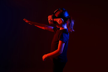 Girl 5 y.o. experiencing virtual technology