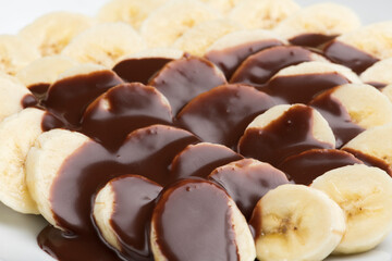 チョコバナナ　バナナにチョコレートをたっぷりかける