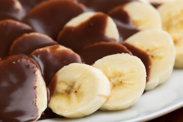 チョコバナナ　バナナにチョコレートをたっぷりかける