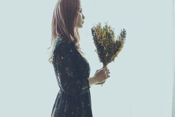 花束を持つ女性のシルエット写真