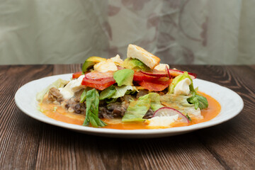 Plato de comida tradicinal mexicana sobre emsa de madera. Huarache comida tradicional.