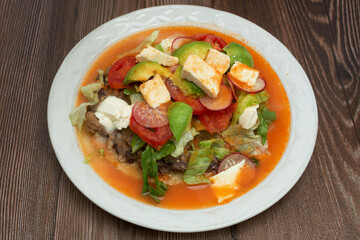 Plato de comida tradicinal mexicana sobre emsa de madera. Huarache comida tradicional.