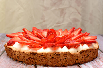 Delicioso pastel decorado con fresas frescas. Mostachon, postre tradicional mexicano.