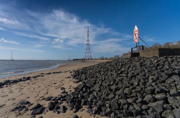 Fototapeta na wymiar Beach on the river Elbe near Hamburg.